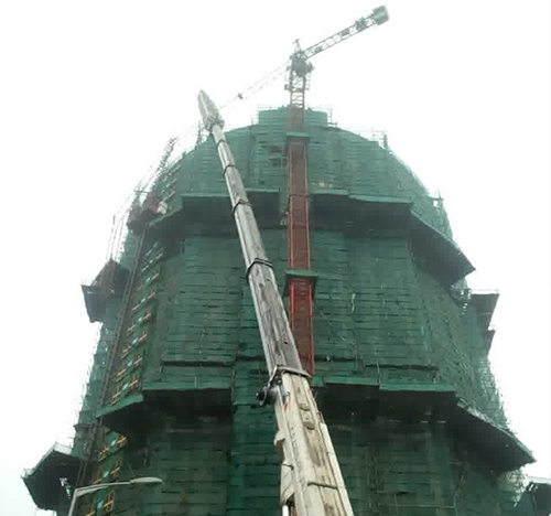 鱼峰吊车在工地上作业